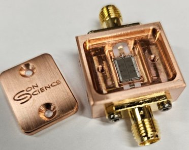 ConScienceが研究と教育用に4つの量子ビットを搭載したQubit-in-a-box 0（QiB0）デバイスを発売