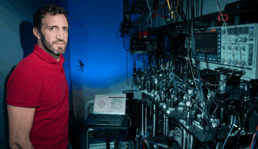 スタンフォード大学、並列原子アレイインターフェース用キャビティアレイ顕微鏡を開発