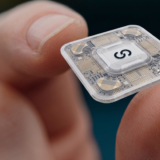 SAXON Q、100超の量子ビットを搭載した常温ダイヤモンド量子コンピュータを発表